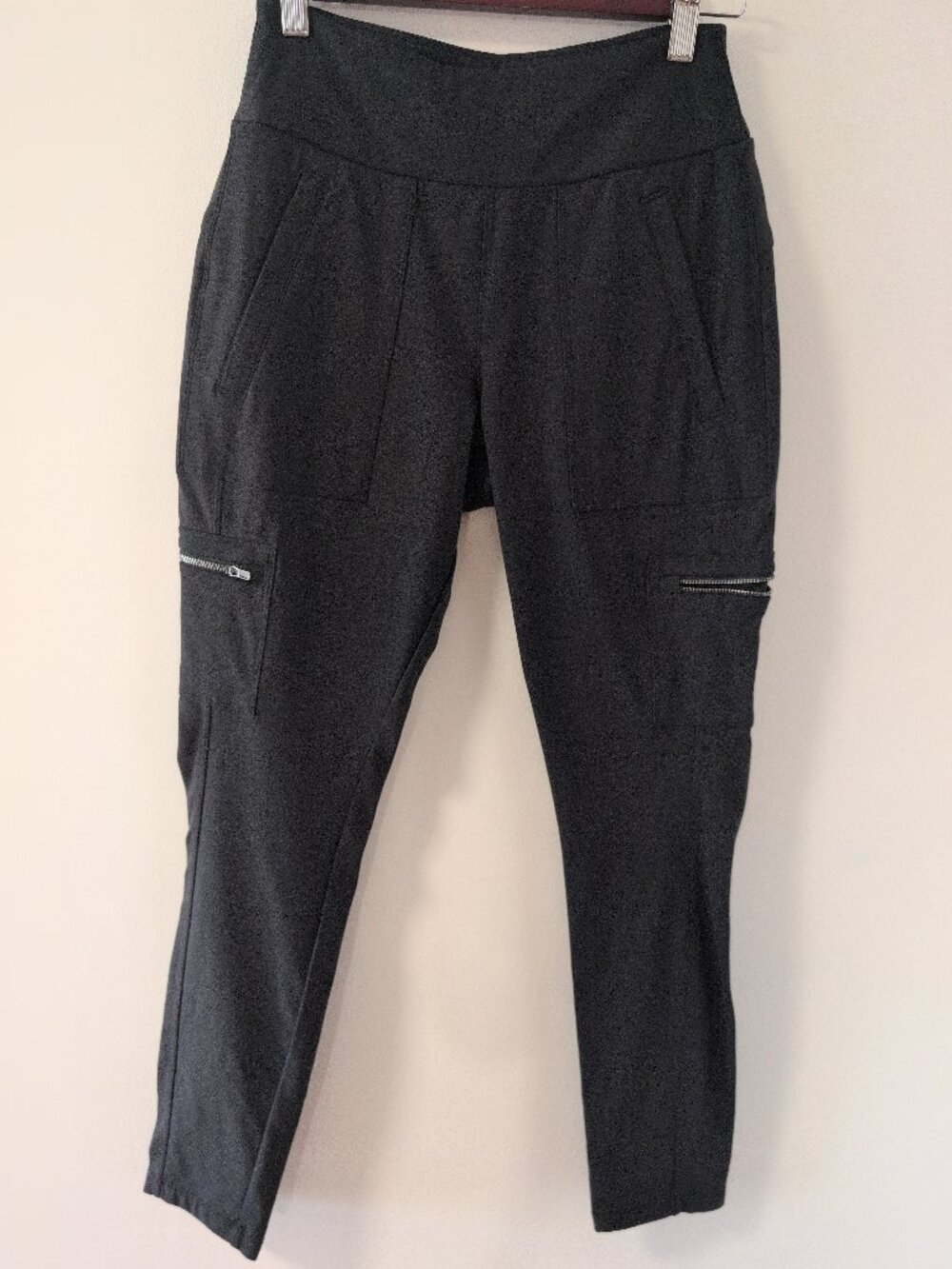 Athleta Pant Jogger in Black with Zippered Cargo Pockets on Side Size 4